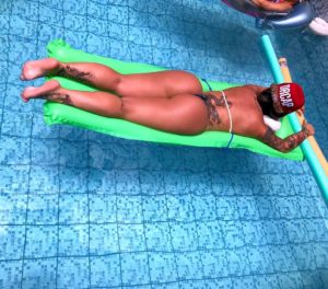 fille sexy qi s’exhibe en string dans le 86